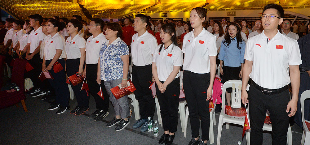 现场观众共唱《中华人民共和国国歌》
