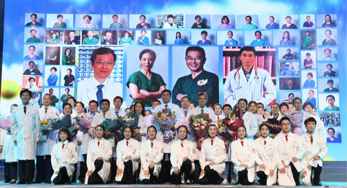 南京医科大学青年学生和抗疫一线优秀医务工作者代表合影