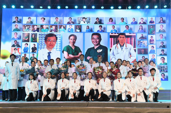 南京医科大学青年学生和抗疫一线优秀医务工作者代表合影_meitu_2.jpg