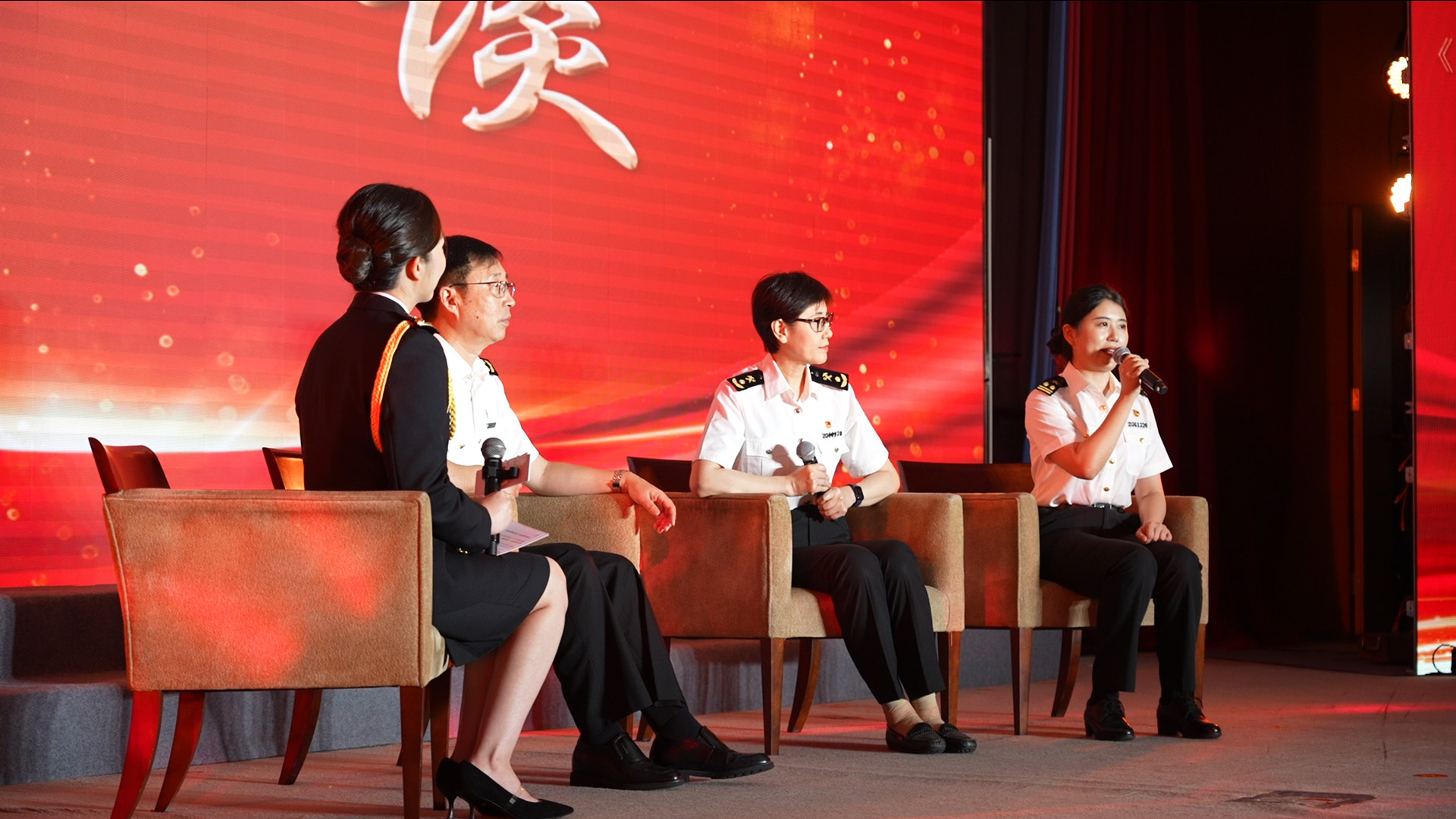 访谈《践行“三个我是” 走在前做示范》.jpg